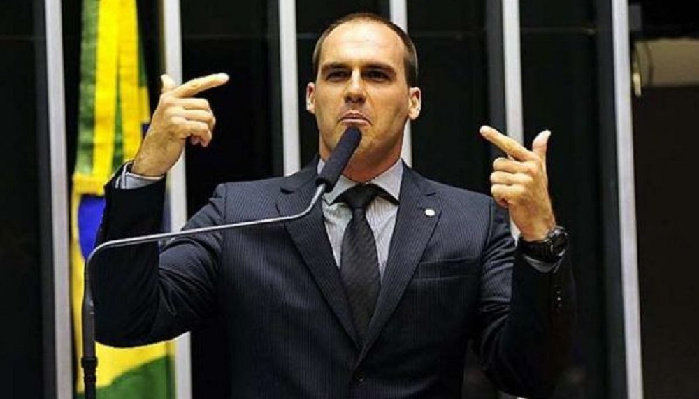 O deputado federal Eduardo Bolsonaro (PL-SP) falando em microfone e gesticulando, com raiva