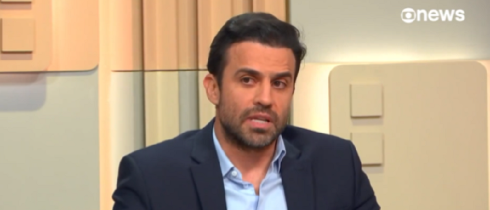 Pablo Marçal de roupa social azul, olhando para o lado e falando