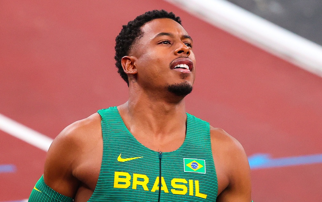 Paulo André correndo na pista sem olhar para a câmera