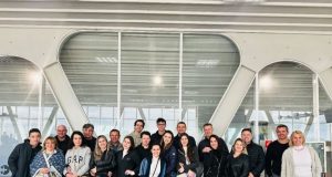 Pessoas posando para foto em pé, lado a lado