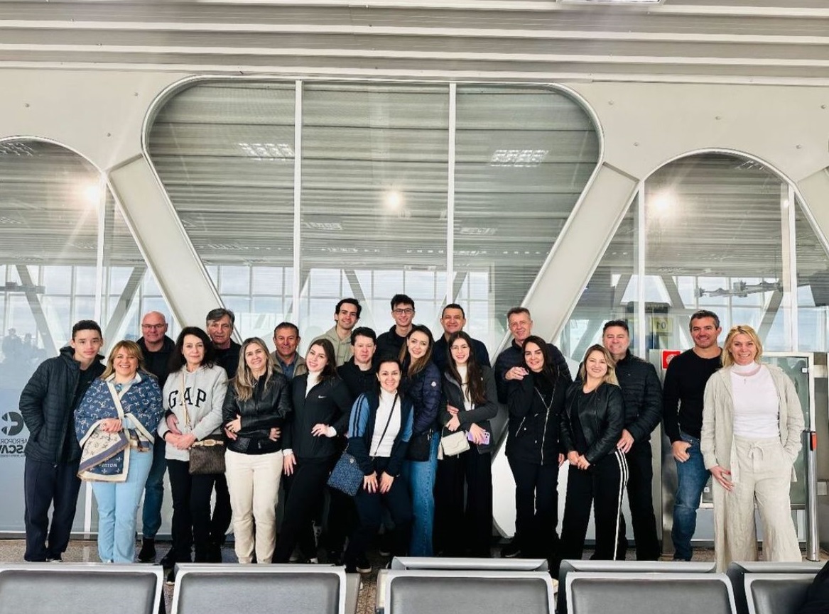 Pessoas posando para foto em pé, lado a lado