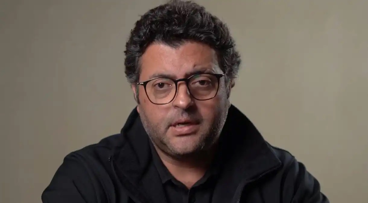 Presidente da Voepass, comandante Felício (José Luiz Felício Filho) falando, de oculos e roupa preta