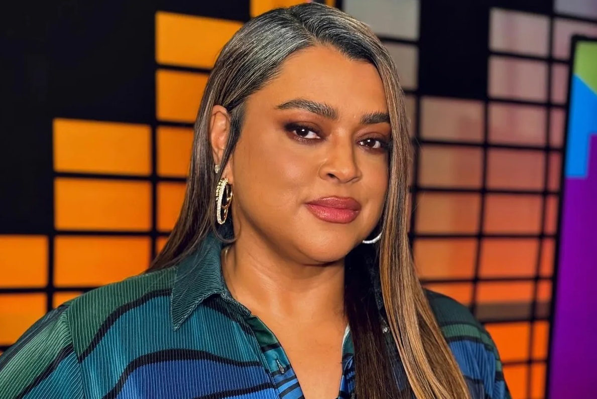 Preta Gil posando de roupa colorida, cabelo solto e carão, olhando para a cãmera