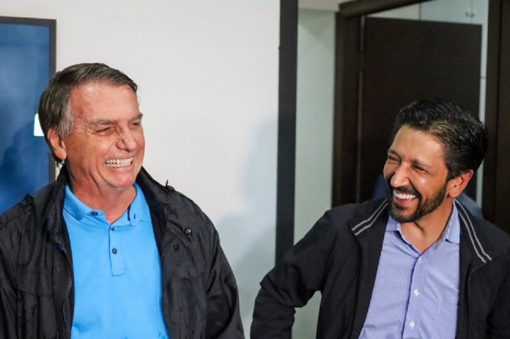Jair Bolsonaro e Ricardo Nunes lado a lado, ambos gargalhando