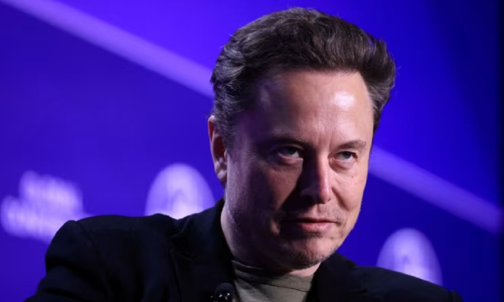 Elon Musk com expressão pensativa, sem olhar para a câmera