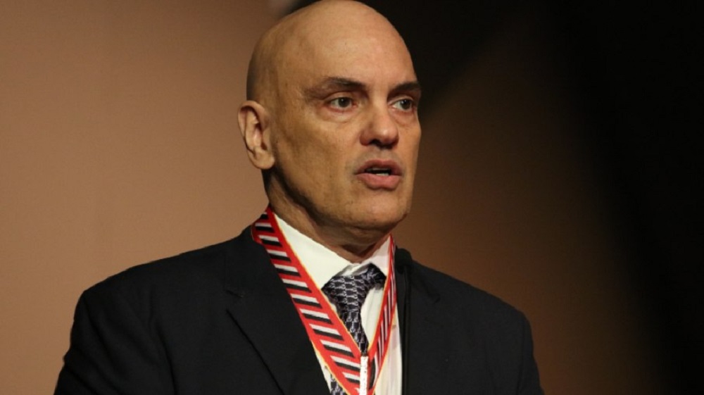 O ministro Alexandre de Moraes, do Supremo Tribunal Federal (STF), falando, sério, sem olhar para a câmera