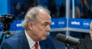 Aloizio Mercadante de perfil, sério, perto de microfone