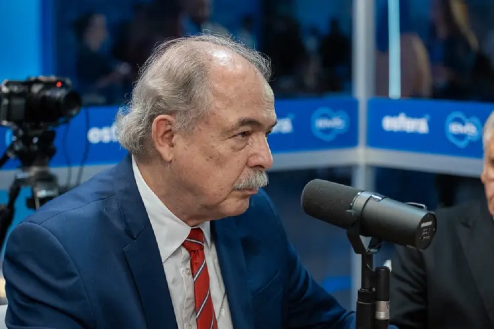 Aloizio Mercadante de perfil, sério, perto de microfone