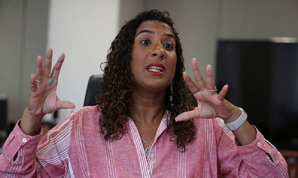 ministra da Igualdade Racial, Anielle Franco falando e gesticulando