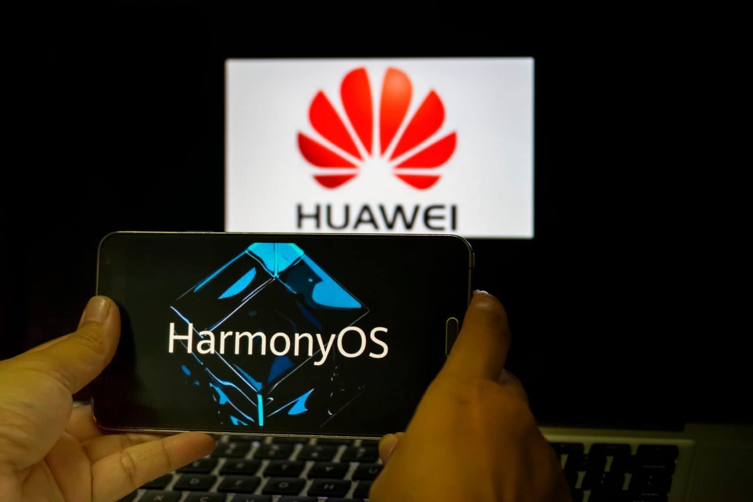 Tela com HarmonyOS e nome da Huawei no fundo