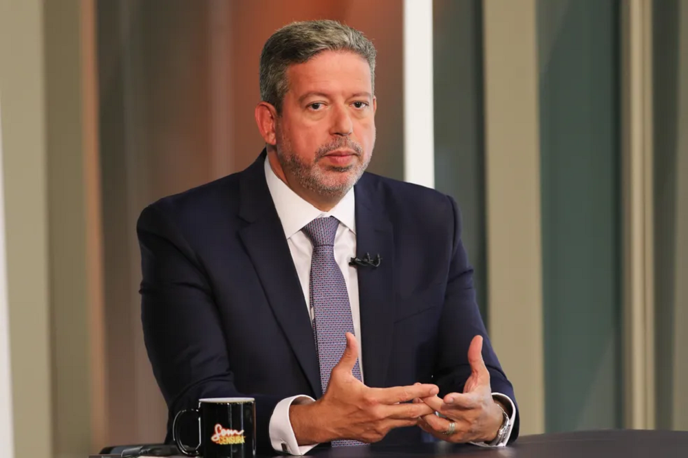 O presidente da Câmara, Arthur Lira (PP-AL), falando e gesticulando com expressão séria
