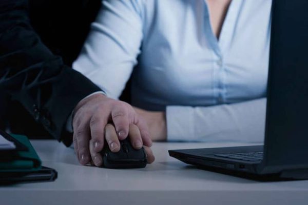 Lei no RJ cria multa de até R$ 49 mil para assédio moral contra mulheres