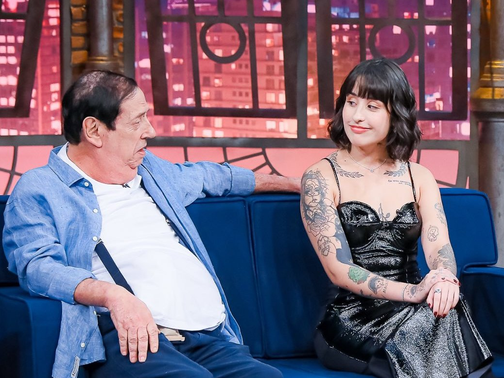 Marcos Oliveira e Martina Oliveira em participação no The Noite, se olhando, sem sorrir