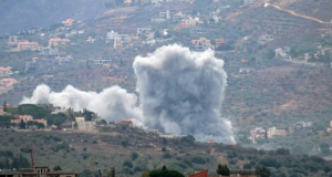 Nuvem de fumaça surgindo do povoado de Kfar Kila, no sul do Líbano, após bombardeios