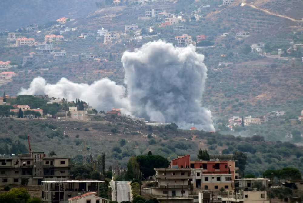 Nuvem de fumaça surgindo do povoado de Kfar Kila, no sul do Líbano, após bombardeios