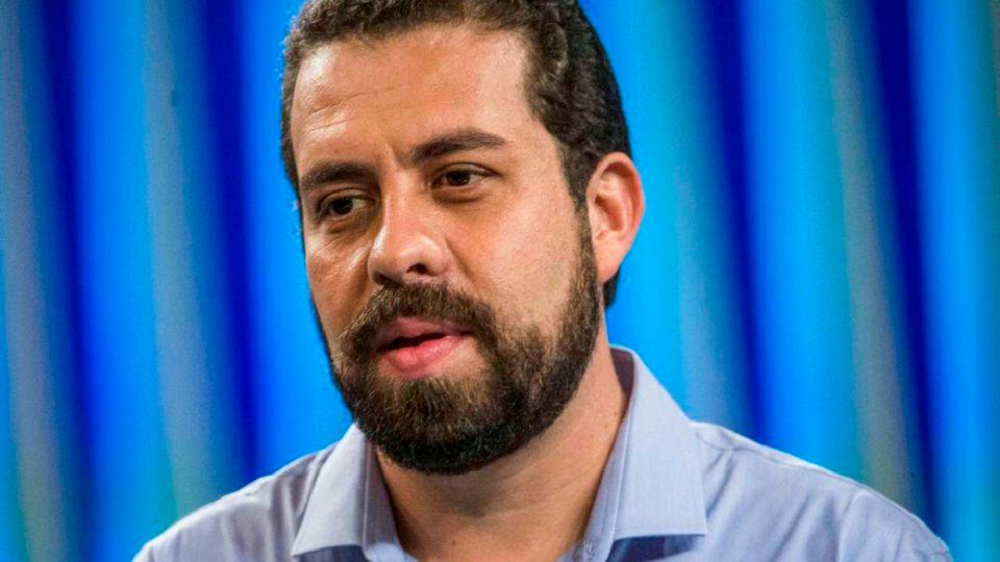 Guilherme Boulos (PSOL) sem olhar para a câmera, com expressão pensativa