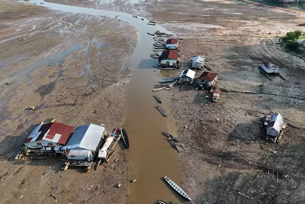 Casas flutuantes encalhadas no leito do Igarapé do Xidamirim, no Amazonas, em 20 de agosto de 2024, foto do alto