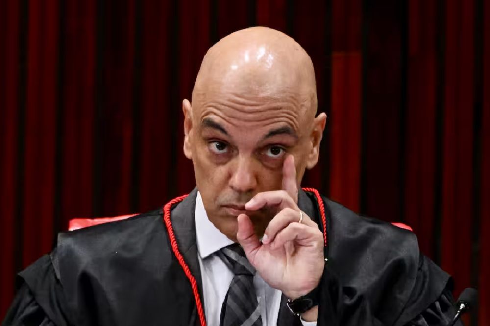 ministro Alexandre de Moraes, do Supremo Tribunal Federal (STF), com expressão séria e mão próxima ao rosto