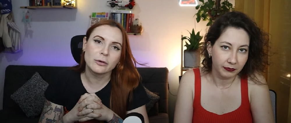 A bióloga Ana Bonassa e a farmacêutica Laura Marise, criadoras do canal Nunca Vi 1 Cientista, falando sérias para a câmera