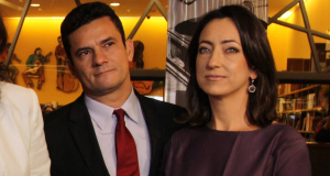 casal Sergio e Rosângela Moro, os dois sérios e lado a lado, só ela olhando para a câmera