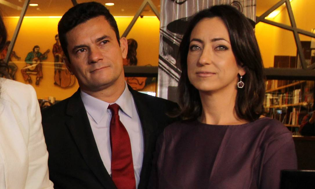 casal Sergio e Rosângela Moro, os dois sérios e lado a lado, só ela olhando para a câmera