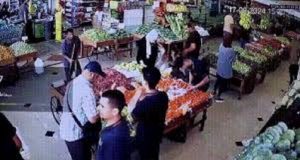 Pessoas em supermercado