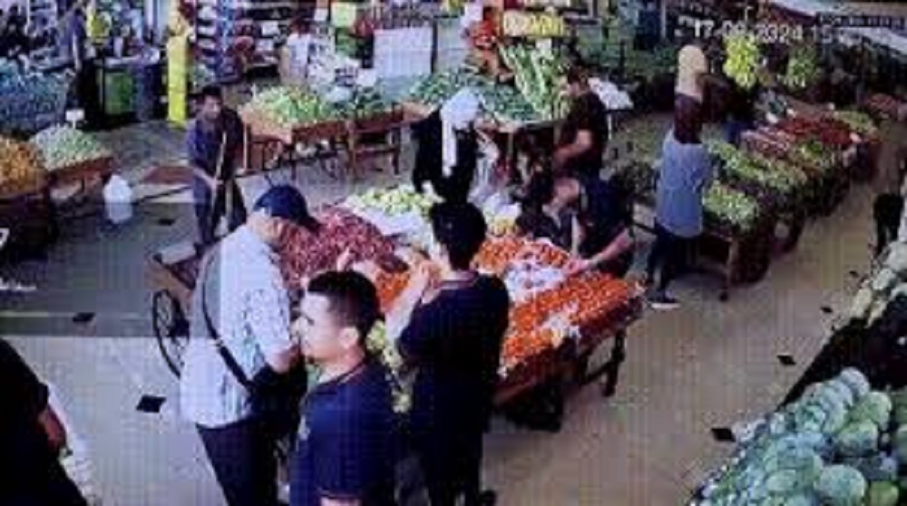 Pessoas em supermercado
