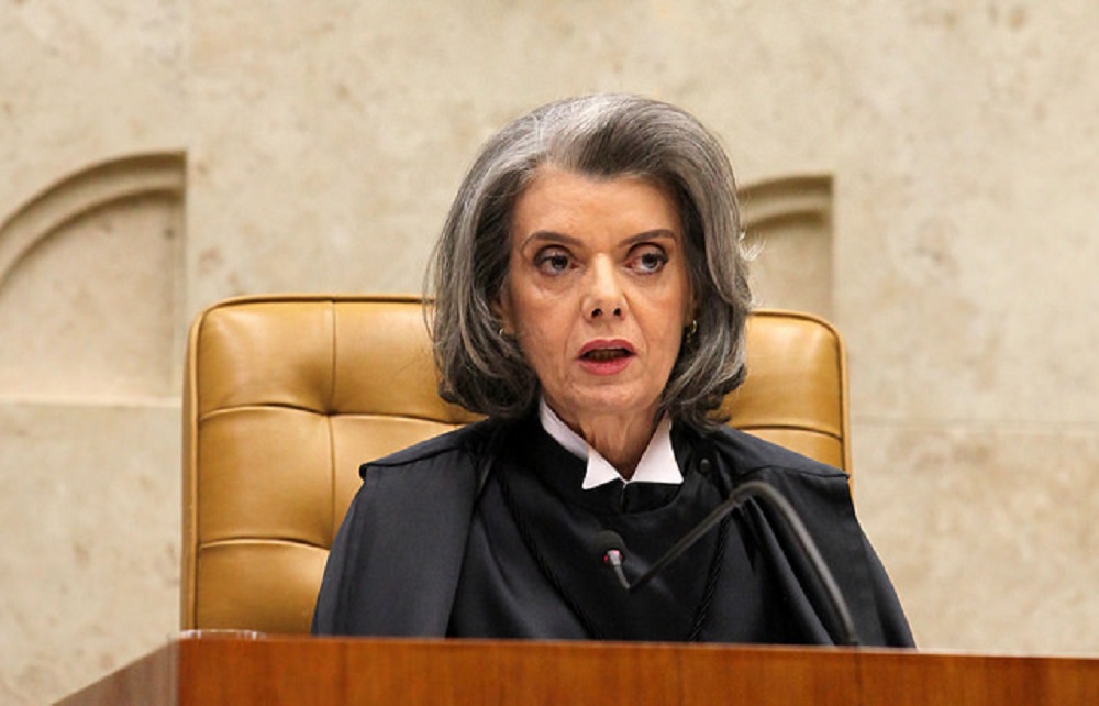 Presidente do TSE, ministra Cármen Lúcia, olhando para frente com expressão séria, sem olhar para a câmera
