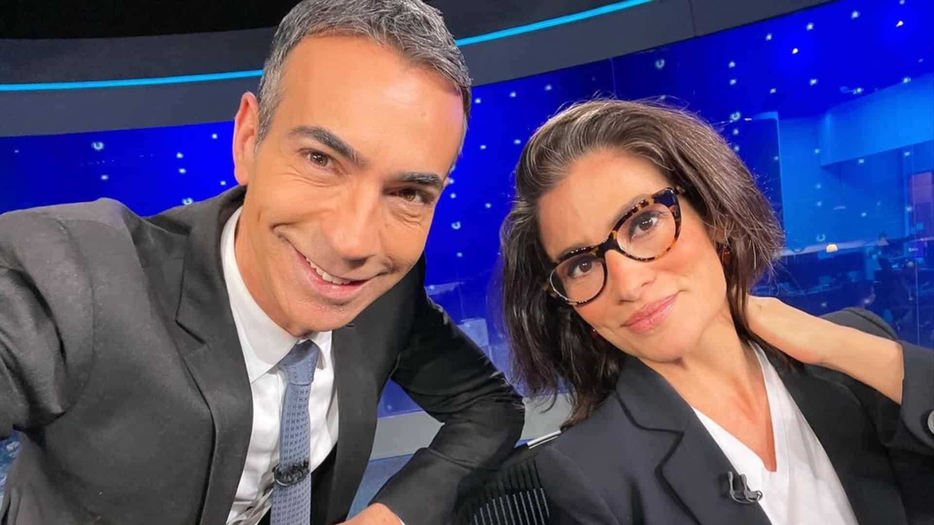 Cesar Tralli e Renata Vasconcellos posando para selfie no estúdio do Jornal Nacional