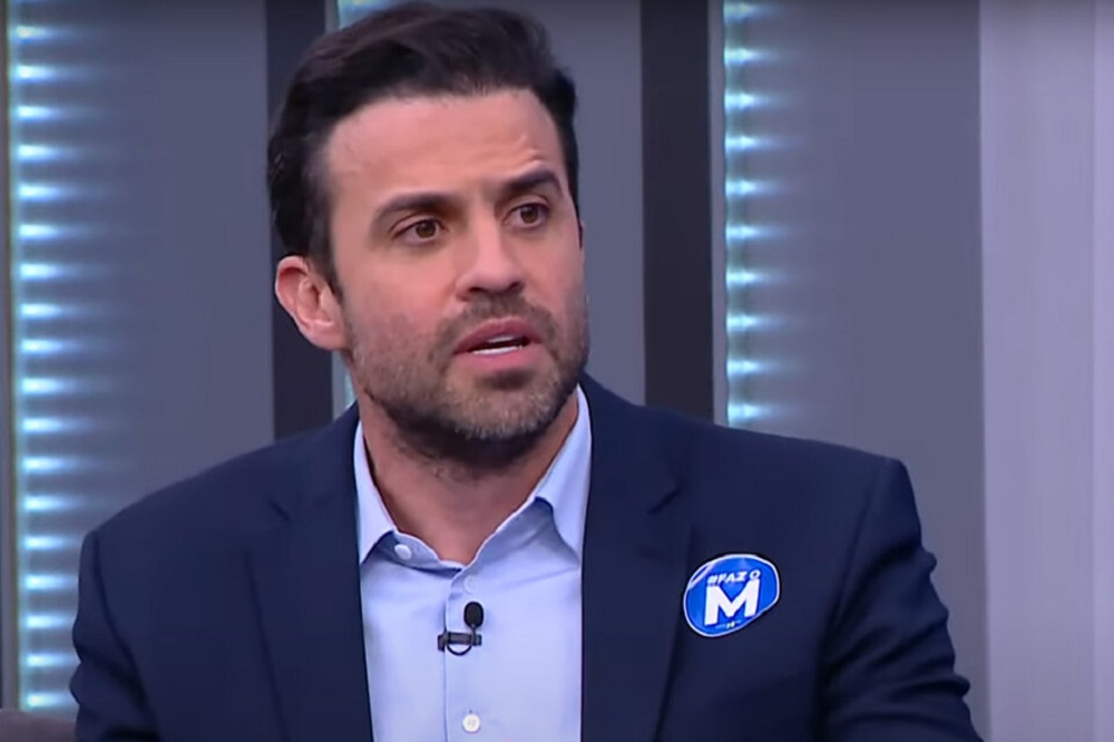 Pablo Marçal (PRTB) com expressão de surpresa e roupa social azul, sem olhar para a câmera