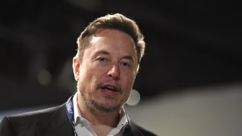 Elon Musk falando, sério