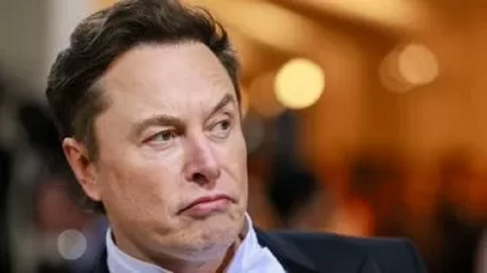 Elon Musk com expressão brava, olhando para o lado, em close