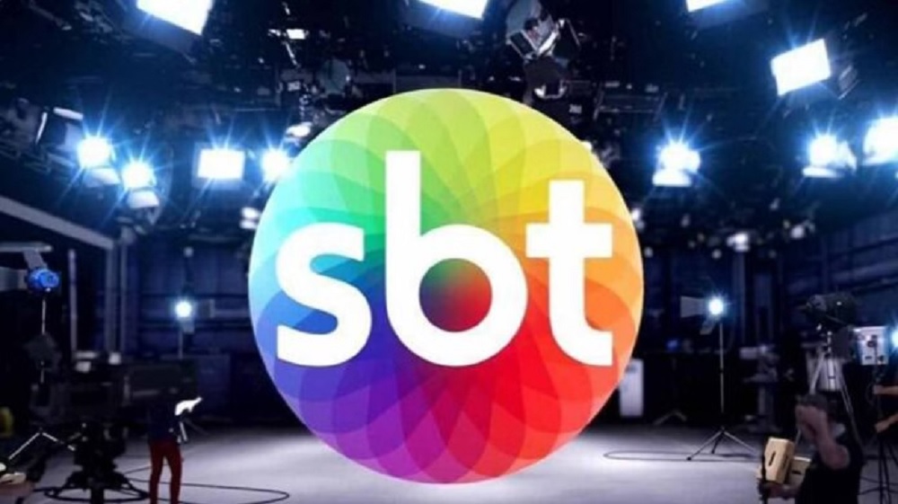 Logo do SBT com estúdio ao fundo