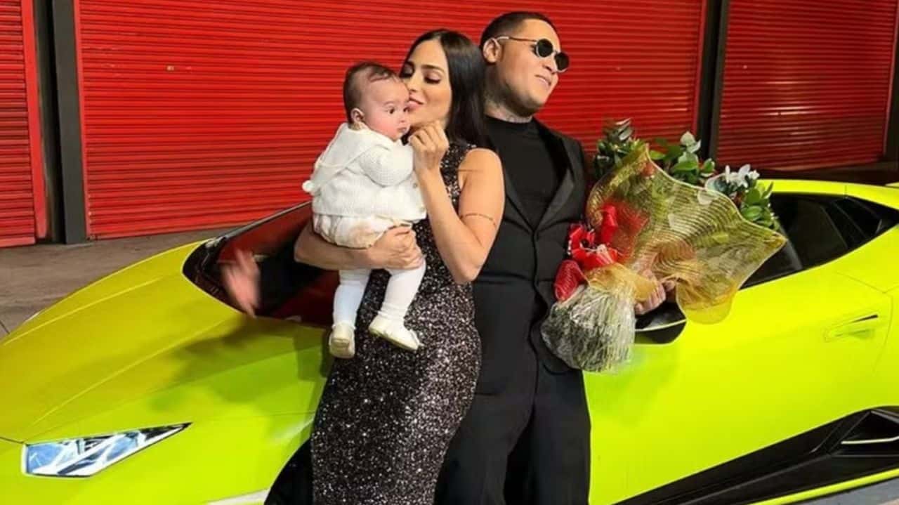 Giovanna Roque, MC Ryan SP e Zoe perto de carro de luxo amarelo