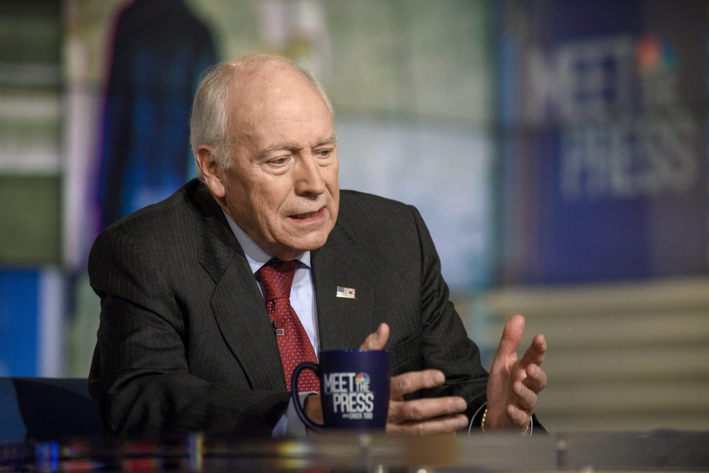 ex-vice presidente dos EUA Dick Cheney falando e gesticulando sem olhar para a câmera