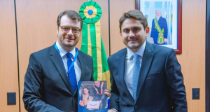 O presidente da Amazon Brasil, Daniel Mazini, e o ministro das Comunicações, Juscelino Filho, posando para foto lado a lado, sorrindo