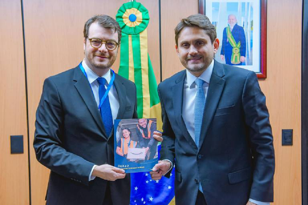 O presidente da Amazon Brasil, Daniel Mazini, e o ministro das Comunicações, Juscelino Filho, posando para foto lado a lado, sorrindo