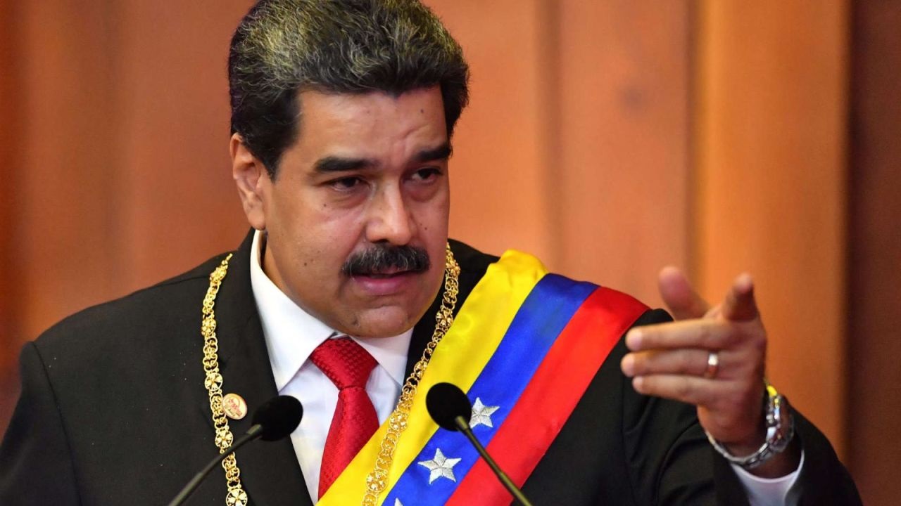Nicolás Maduro falando e apontando, sem olhar para a câmera, com faixa presidencial