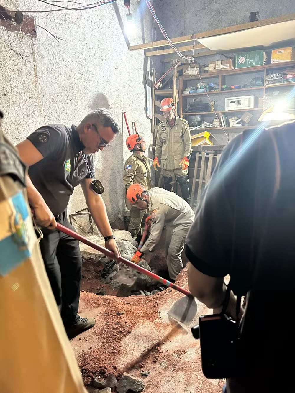 Trabalho de escavação na casa de Lourival