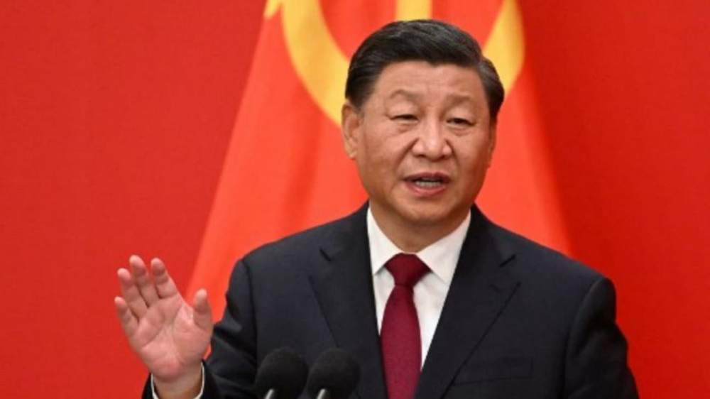 O presidente da China, Xi Jinping, acenando, com a bandeira da China ao fundo
