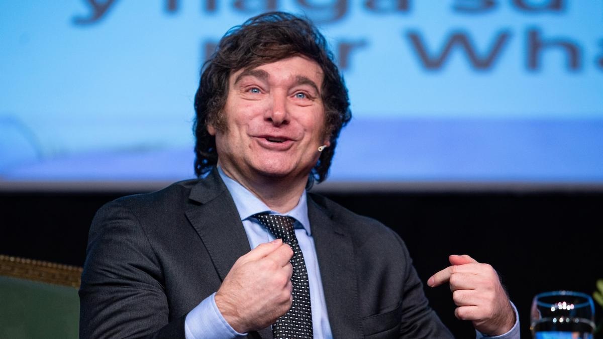 Javier Milei falando e gesticulando, sem olhar para a câmera
