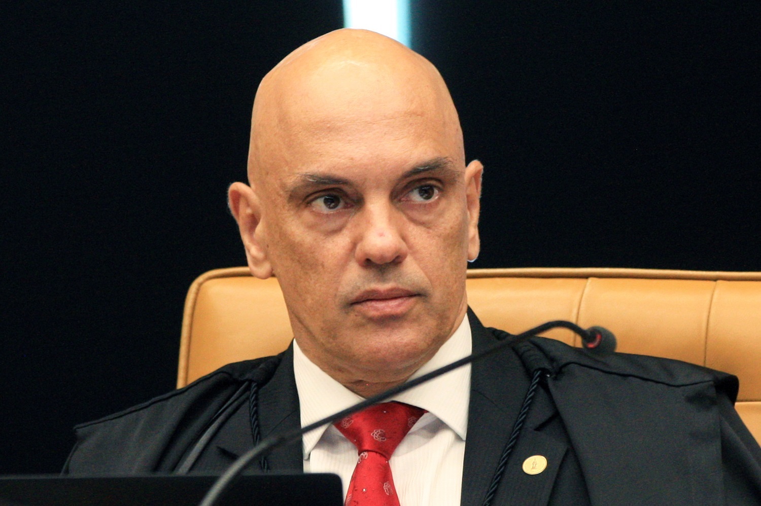 O ministro Alexandre de Moraes, do Supremo Tribunal Federal (STF), sério, sem olhar para a câmera