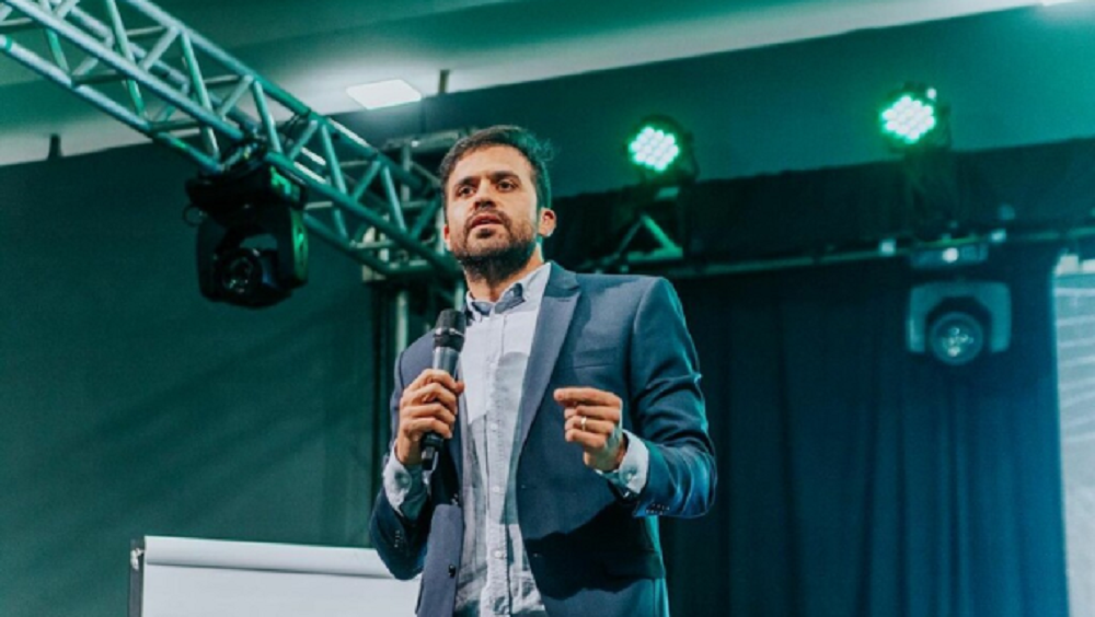 O candidato Pablo Marçal (PRTB) discursando, sério