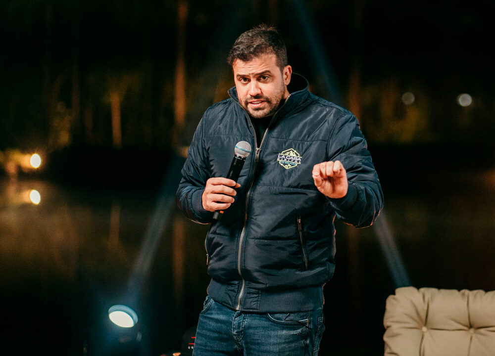 O candidato do PRTB à Prefeitura de São Paulo, Pablo Marçal, falando em microfone e gesticulando, em pé, de roupa escura
