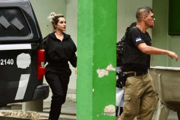 Delegado que prendeu Deolane Bezerra processa influencer e pede R$ 81 mil; entenda