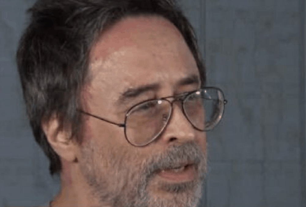 João Marcelo Gilberto, filho do compositor João Gilberto e da cantora Astrud Gilberto, falando, de óculos, sem olhar para a câmera
