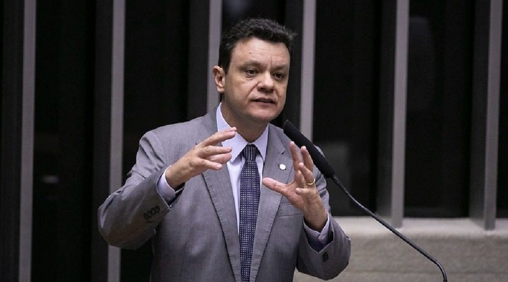 O líder do PT na Câmara, Odair Cunha (MG), falando e gesticulando, sem olhar para a câmera