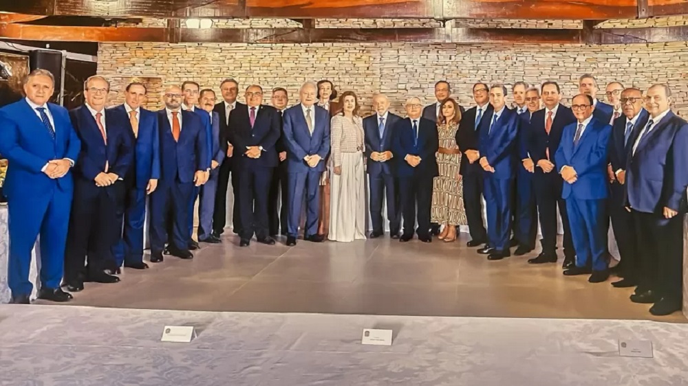 Lula com ministros do STJ, todos em pé, posando para foto lado a lado
