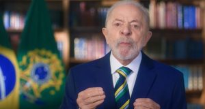 O presidente Luiz Inácio Lula da Silva (PT) falando e gesticulando para a câmera