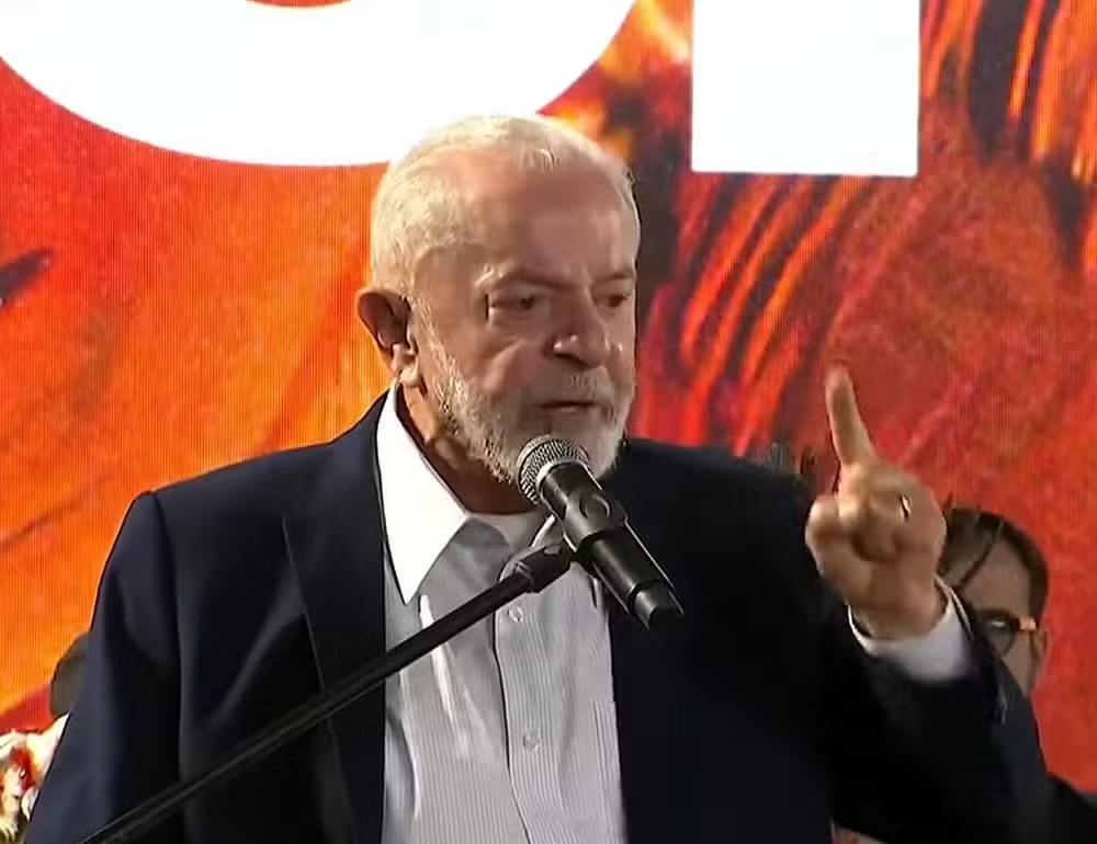 O presidente Luiz Inácio Lula da Silva (PT) falando em microfone e gesticulando, sério